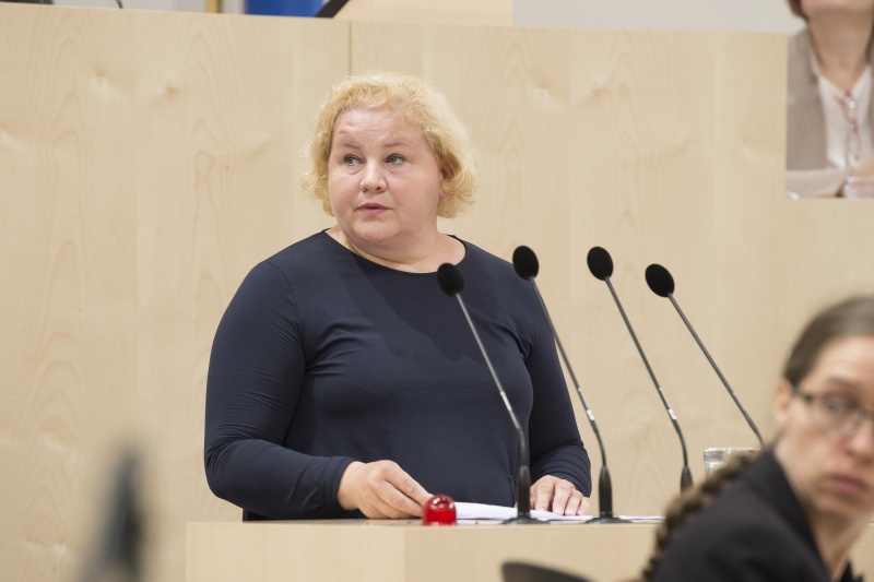 Am Rednerpult: Bundesrätin Korinna Schumann (S)