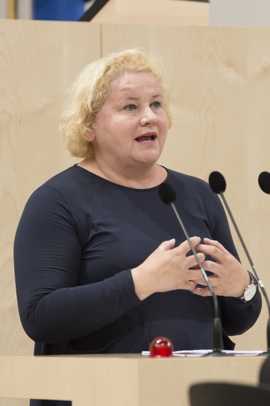 Am Rednerpult: Bundesrätin Korinna Schumann (S)