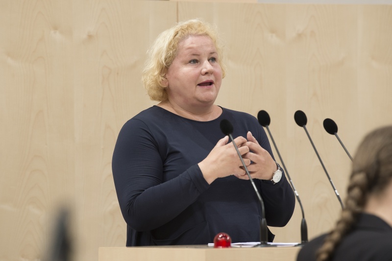 Am Rednerpult: Bundesrätin Korinna Schumann (S)