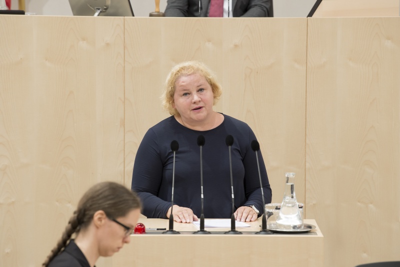 Am Rednerpult: Bundesrätin Korinna Schumann (S)