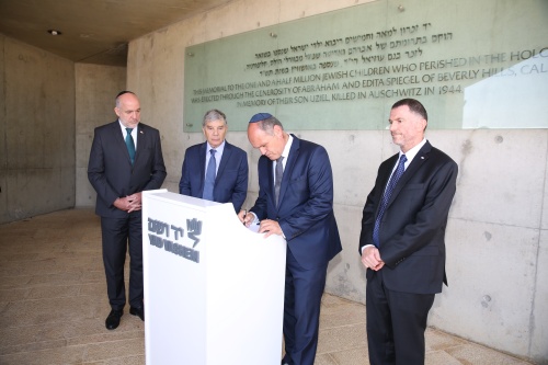 Nationalratspräsident Wolfgang Sobotka (V) beim Eintrag in das Gästebuch von Yad Vashem