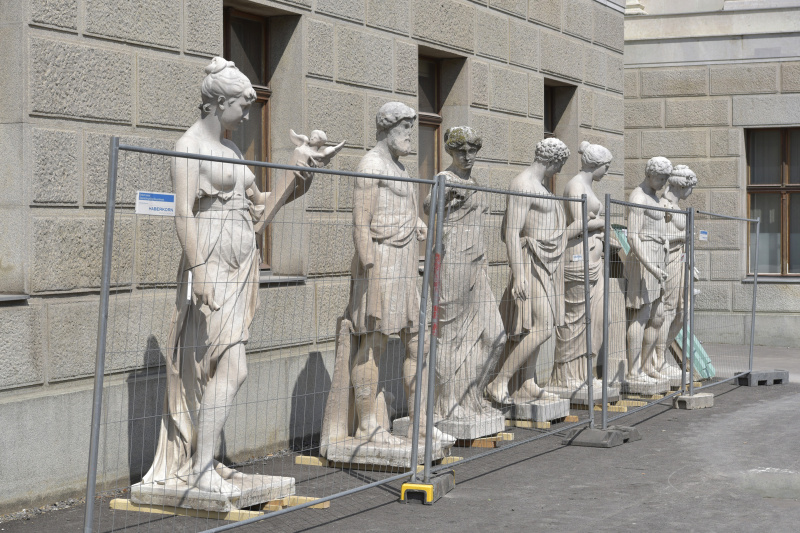 Attika-Figuren vom Parlamentsdach bereit zum Abtransport