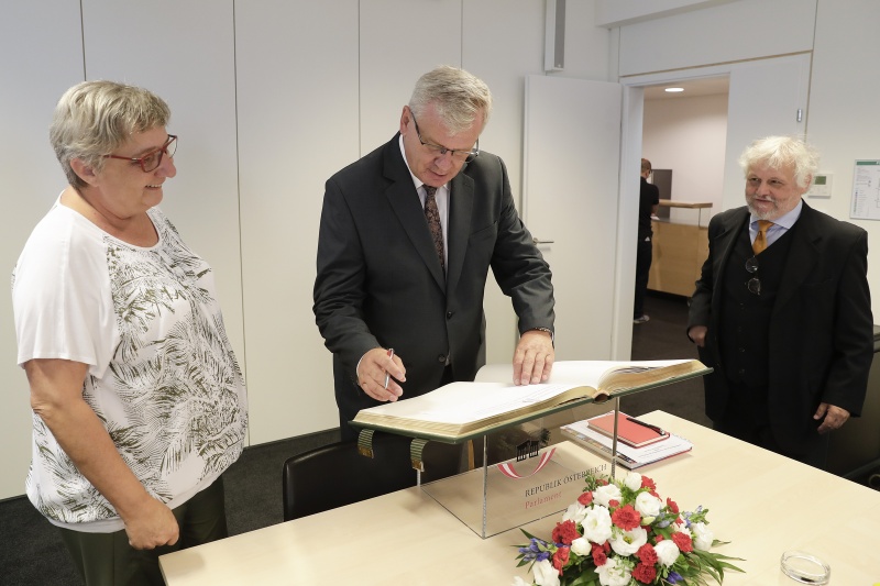 Der Vizepräsident des Senats und Leiter der tschechischen Delegation Ivo Barek beim Eintrag in das Gästebuch, links Bundesratspräsidentin Inge Posch-Gruska  (S)