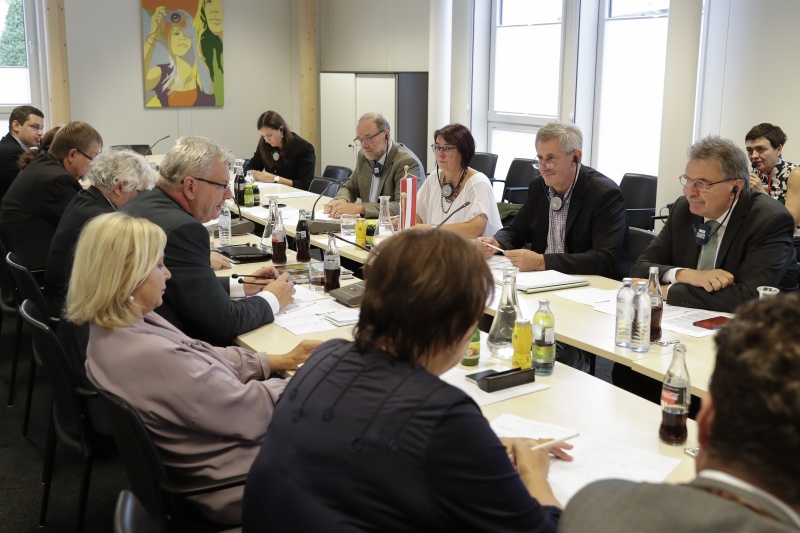 Linke Tischhälfte: Delegation der Ständigen Kommission für ländliche Entwicklung des Senats der Tschechischen Republik unter der Leitung von Ivo Barek. Rechte Tischhälfte: Österreichische Delegation unter dem Vorsitz von Martin Preineder (2.v.re.) (V)
