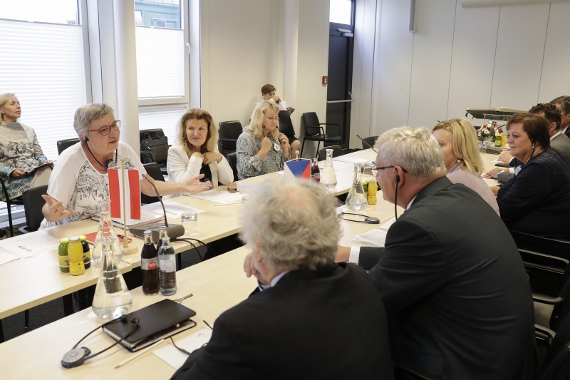 Aussprache. Linke Tischhälfte: Österreichische Delegation mit der Bundesratspräsidentin Inge Posch-Gruska (S) (1.von links). Rechte Tischhälfte: Delegation der Ständigen Kommission für ländliche Entwicklung des Senats der Tschechischen Republik unter der Leitung von Ivo Barek