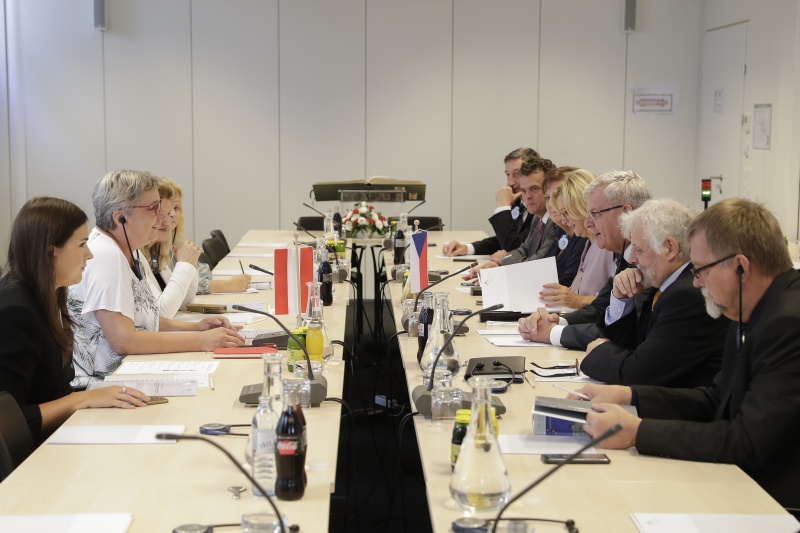 Aussprache. Linke Tischhälfte: Österreichische Delegation mit der Bundesratspräsidentin Inge Posch-Gruska (S) (2.von links). Rechte Tischhälfte: Delegation der Ständigen Kommission für ländliche Entwicklung des Senats der Tschechischen Republik unter der Leitung von Ivo Barek (3.v.re.)