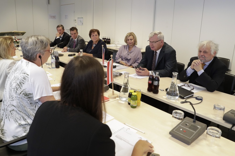 Aussprache. Linke Tischhälfte: Österreichische Delegation mit der Bundesratspräsidentin Inge Posch-Gruska (S) (2.von links). Rechte Tischhälfte: Delegation der Ständigen Kommission für ländliche Entwicklung des Senats der Tschechischen Republik unter der Leitung von Ivo Barek (2.v.re.)