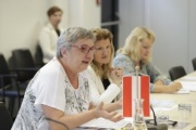 Aussprache. Linke Tischhälfte: Österreichische Delegation mit der Bundesratspräsidentin Inge Posch-Gruska (S), Bunderatsvizedirektorin Alice Alsch-Harant