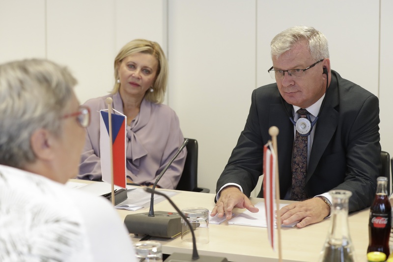 Aussprache. Delegation der Ständigen Kommission für ländliche Entwicklung des Senats der Tschechischen Republik unter der Leitung von Ivo Barek (r.) mit der Botschafterin der Tschechischen Botschaft in Österreich Ivana Cerenkova (mi.)