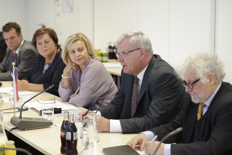Aussprache. Rechte Tischhälfte: Delegation der Ständigen Kommission für ländliche Entwicklung des Senats der Tschechischen Republik unter der Leitung von Ivo Barek (2.v.re.)