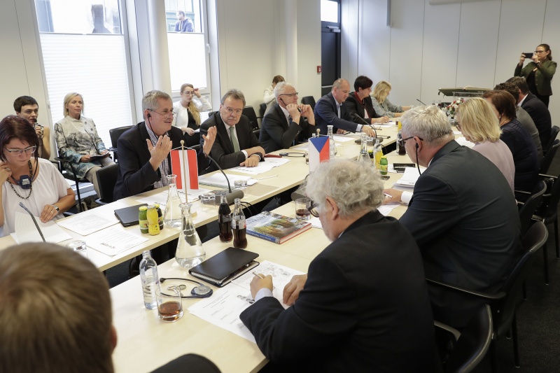 Aussprache. Linke Tischhälfte: Österreichische Delegation unter dem Vorsitz von Martin Preineder (2.v.li.) (V). Rechte Tischhälfte: Delegation der Ständigen Kommission für ländliche Entwicklung des Senats der Tschechischen Republik unter der Leitung von Ivo Barek