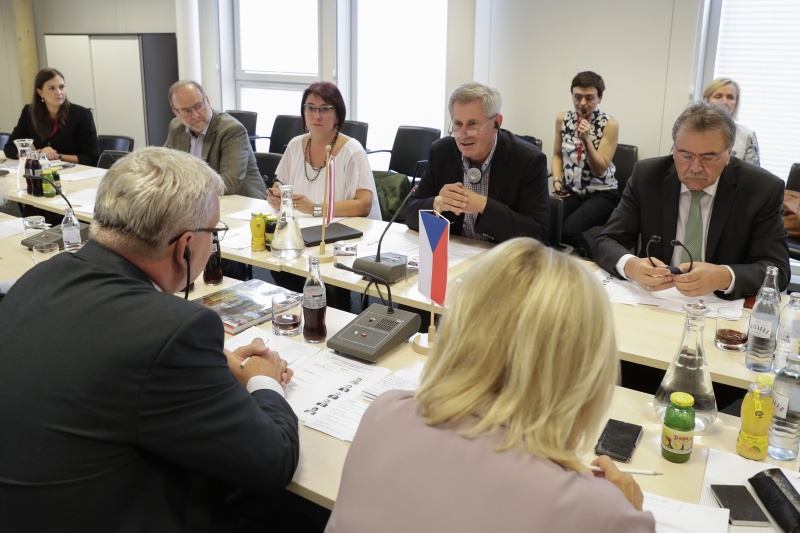 Aussprache. Rechte Tischhälfte: Österreichische Delegation unter dem Vorsitz von Martin Preineder (2.v.re.) (V). Linke Tischhälfte: Delegation der Ständigen Kommission für ländliche Entwicklung des Senats der Tschechischen Republik unter der Leitung von Ivo Barek (l.)