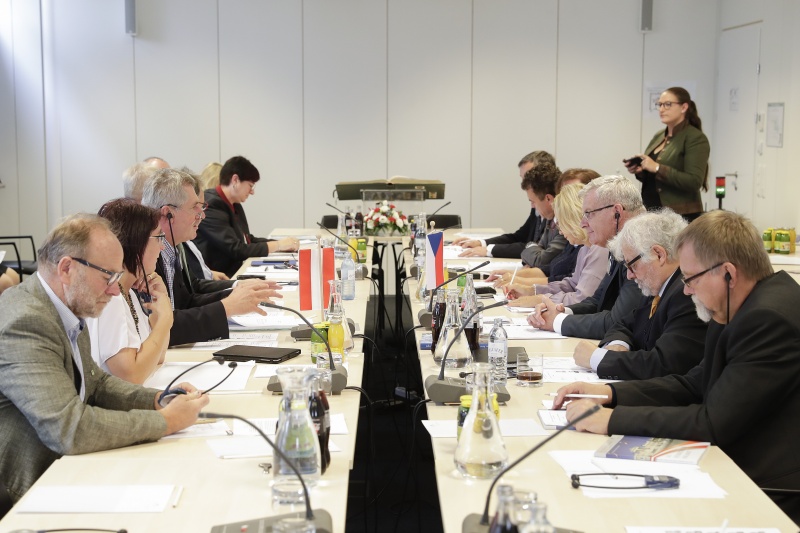 Aussprache. Linke Tischhälfte: Österreichische Delegation unter dem Vorsitz von Martin Preineder (3.v.li.) (V). Rechte Tischhälfte: Delegation der Ständigen Kommission für ländliche Entwicklung des Senats der Tschechischen Republik unter der Leitung von Ivo Barek (3.v.re.)