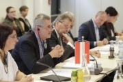 Aussprache. Linke Tischhälfte: Österreichische Delegation unter dem Vorsitz von Martin Preineder (2.v.li.) (V)
