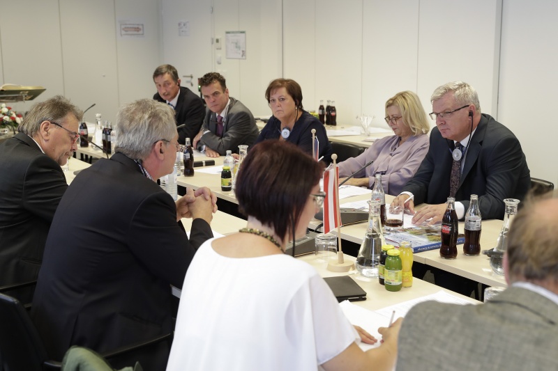Aussprache. Linke Tischhälfte: Österreichische Delegation unter dem Vorsitz von Martin Preineder (2.v.li.) (V). Rechte Tischhälfte: Delegation der Ständigen Kommission für ländliche Entwicklung des Senats der Tschechischen Republik unter der Leitung von Ivo Barek (r.)