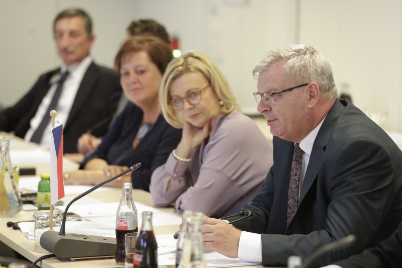 Aussprache. Rechte Tischhälfte: Delegation der Ständigen Kommission für ländliche Entwicklung des Senats der Tschechischen Republik unter der Leitung von Ivo Barek (re.)