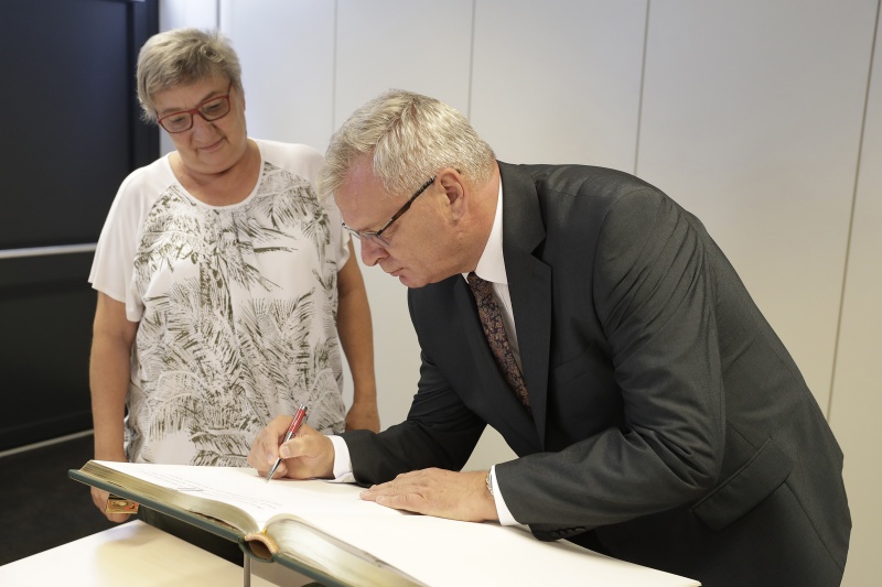 Von links: Bundesratspräsidentin Inge Posch-Gruska  (S) und der Vizepräsident des Senats und Leiter der tschechischen Delegation Ivo Barek beim Eintrag in das Gästebuch