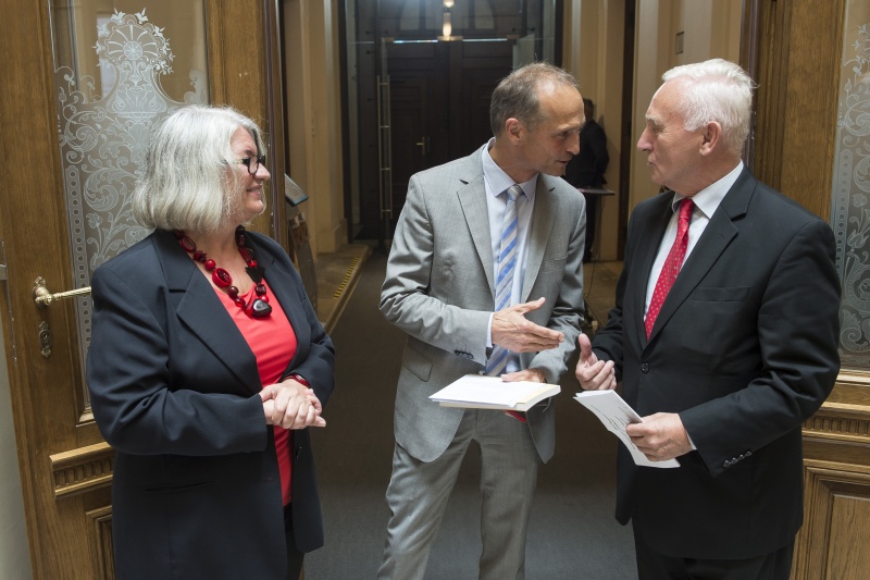 Von links: Autorin und ÖKV-Vizepräsidentin Mag. Maria Dippelreiter, Nationalratsabgeordneter Wolfgang Gerstl (V), ÖKV-Präsidentund  Botschafter i.R. Dr. Christian Prosl