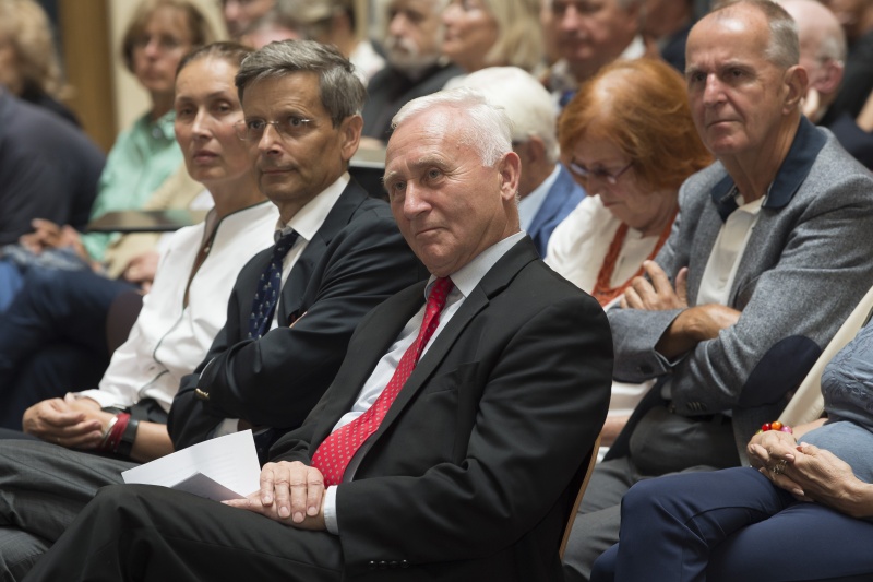 Bildmitte: ÖKV-Präsident und Botschafter i.R. Dr. Christian Prosl. Blick Richtung VeranstaltungsteilnehmerInnen