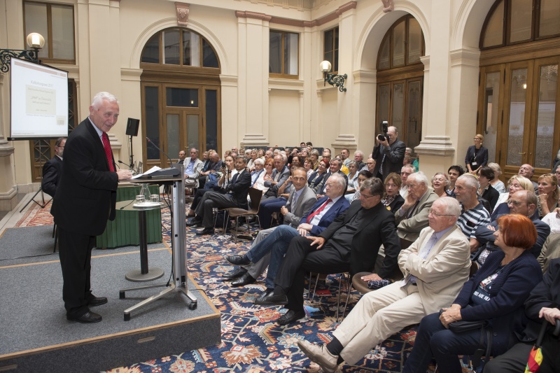 Blick Richtung VeranstaltungsteilnehmerInnen. Am Rednerpult: ÖKV-Präsident und Botschafter i.R. Dr. Christian Prosl