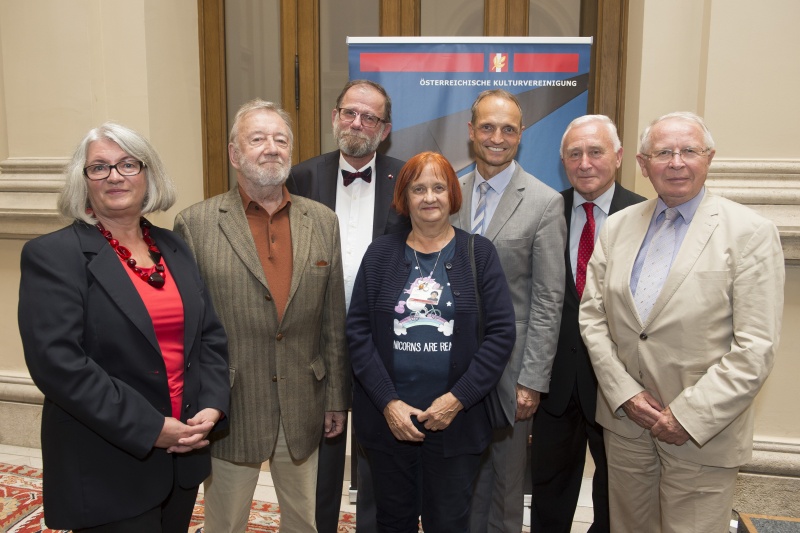 Von links: Autorin und ÖKV-Vizepräsidentin Mag. Maria Dippelreiter, Autor Peter Pawlowsky, Autor Prof. Dr. Michael Dippelreiter, Autorin und Nationalratsabgeordnete a.D. Irmtraut Karlsson, Nationalratsabgeordneter Wolfgang Gerstl (V), ÖKV-Präsident und Botschafter i.R. Dr. Christian Prosl, Autor Ernst Bruckmüller