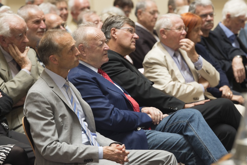 Erste Reihe von links: Nationalratsabgeordneter Wolfgang Gerstl (V), Nationalratspräsident a.D. Andreas Khol, Bundesratspäsident a.D. Herwig Hösele, Autor Ernst Bruckmüller