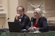 Am Podium von rechts: Autorin und ÖKV-Vizepräsidentin Mag. Maria Dippelreiter, Autor Prof. Dr. Michael Dippelreiter