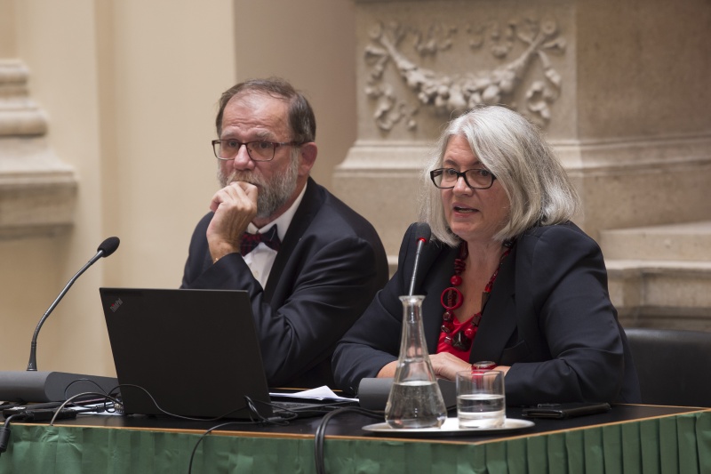 Am Podium von rechts: Autorin und ÖKV-Vizepräsidentin Mag. Maria Dippelreiter, Autor Prof. Dr. Michael Dippelreiter