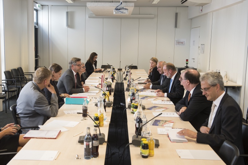 Aussprache mit Mitgliedern der bilateralen parlamentarischen Gruppe Österreich – Schweiz. Rechte Tischhälfte von rechts: Schweizer Delegation  mit Michele Coduri, Botschafter der Schweizerischen Eidgenossenschaft in Österreich Walter HAFFNER, Präsident des Nationalrates der Schweizerischen Eidgenossenschaft Dominique DE BUMAN, Ständerat, Vizepräsident der Delegation für die Beziehungen zum österreichischen Parlament Alex KUPRECHT, Außenpolitische Beraterin, EFTA/EU und bilaterale Beziehungen Parlamentsdienste Nina WIRTH. Linke Tischhälfte von links: Österreichische Delegation mit Nationalratsabgeordneter Wolfgang Zinggl (P), Nationalratsabgeordnete Petra Wagner (F), Bundesratsvizepräsident Magnus Brunner (V), Nationalratsabgeordnete Doris Margreiter (S)