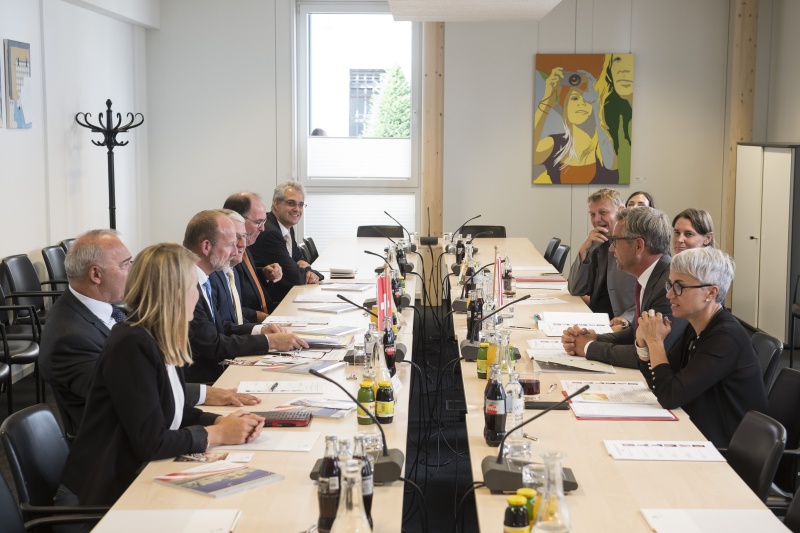 Aussprache mit Mitgliedern der bilateralen parlamentarischen Gruppe Österreich – Schweiz. Rechte Tischhälfte von rechts: Nationalratsabgeordnete Doris Margreiter (S), Bundesratsvizepräsident Magnus Brunner (V), Nationalratsabgeordnete Petra Wagner (F), Nationalratsabgeordneter Wolfgang Zinggl (P). Linke Tischhälfte von links: Außenpolitische Beraterin, EFTA/EU und bilaterale Beziehungen Parlamentsdienste Nina WIRTH, Vizepräsident der Delegation für die Beziehungen zum österreichischen Parlament Alex KUPRECHT, Präsident des Nationalrates der Schweizerischen Eidgenossenschaft Dominique DE BUMAN, Nationalrat, Präsident der Delegation für die Beziehungen
zum österreichischen Parlament Walter MÜLLER, Botschafter der Schweizerischen Eidgenossenschaft in Österreich Walter HAFFNER, Michele Coduri