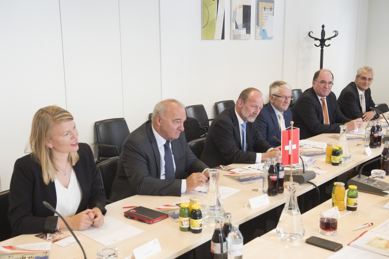 Aussprache mit Mitgliedern der bilateralen parlamentarischen Gruppe Österreich – Schweiz.  Linke Tischhälfte von links: Außenpolitische Beraterin, EFTA/EU und bilaterale Beziehungen Parlamentsdienste Nina WIRTH, Vizepräsident der Delegation für die Beziehungen zum österreichischen Parlament Alex KUPRECHT, Präsident des Nationalrates der Schweizerischen Eidgenossenschaft Dominique DE BUMAN, Nationalrat, Präsident der Delegation für die Beziehungen
zum österreichischen Parlament Walter MÜLLER, Botschafter der Schweizerischen Eidgenossenschaft in Österreich Walter HAFFNER, Michele Coduri