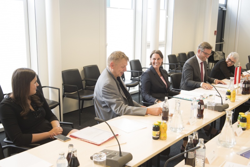 Aussprache mit Mitgliedern der bilateralen parlamentarischen Gruppe Österreich – Schweiz. Linke Tischhälfte von links: Österreichische Delegation mit Nationalratsabgeordneter Wolfgang Zinggl (P), Nationalratsabgeordnete Petra Wagner (F), Bundesratsvizepräsident Magnus Brunner (V), Nationalratsabgeordnete Doris Margreiter (S)