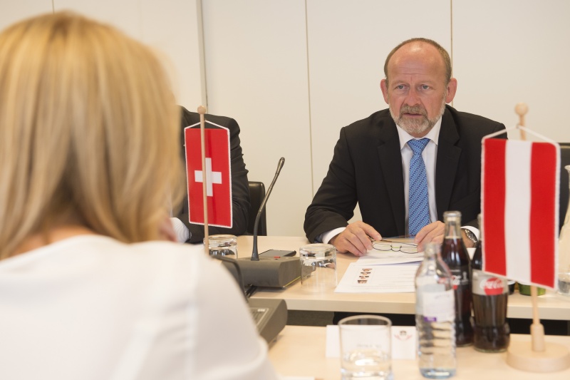 Aussprache mit Mitgliedern des Außenpolitischen Ausschusses und des Ständigen Unterausschusses in EU-Angelegenheiten des Nationalrats. Bildmitte: Präsident des Nationalrates der Schweizerischen Eidgenossenschaft Dominique DE BUMAN