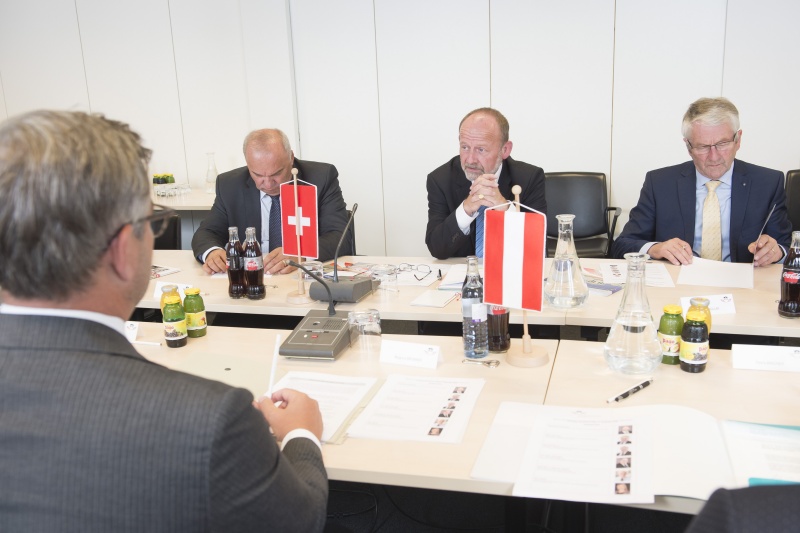 Aussprache mit Mitgliedern der bilateralen parlamentarischen Gruppe Österreich – Schweiz. Von links: Vizepräsident der Delegation für die Beziehungen zum österreichischen Parlament Alex KUPRECHT, Präsident des Nationalrates der Schweizerischen Eidgenossenschaft Dominique DE BUMAN, Nationalrat, Präsident der Delegation für die Beziehungen
zum österreichischen Parlament Walter MÜLLER