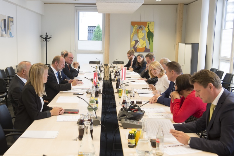 Aussprache mit Mitgliedern des Außenpolitischen Ausschusses und des Ständigen Unterausschusses in EU-Angelegenheiten des Nationalrats.  Linke Tischhälfte von links: Außenpolitische Beraterin, EFTA/EU und bilaterale Beziehungen Parlamentsdienste Nina WIRTH,  Präsident des Nationalrates der Schweizerischen Eidgenossenschaft Dominique DE BUMAN, Botschafter der Schweizerischen Eidgenossenschaft in Österreich Walter HAFFNER. Rechte Tischhälfte von rechts: Nationalratsabgeordneter Markus Tschank (F), Nationalratsabgeordnete Petra Bayr (S), Nationalratsabgeordneter Roman Haider (F), Nationalratspräsidentin Doris Bures (S), Nationalratsabgeordneter Kai Jan Krainer (S)
