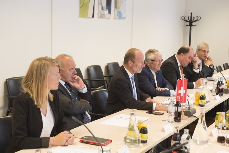 Aussprache mit Mitgliedern des Außenpolitischen Ausschusses und des Ständigen Unterausschusses in EU-Angelegenheiten des Nationalrats. Linke Tischhälfte von links: Außenpolitische Beraterin, EFTA/EU und bilaterale Beziehungen Parlamentsdienste Nina WIRTH, Vizepräsident der Delegation für die Beziehungen zum österreichischen Parlament Alex KUPRECHT, Präsident des Nationalrates der Schweizerischen Eidgenossenschaft Dominique DE BUMAN, Nationalrat, Präsident der Delegation für die Beziehungen
zum österreichischen Parlament Walter MÜLLER, Botschafter der Schweizerischen Eidgenossenschaft in Österreich Walter HAFFNER, Michele Coduri