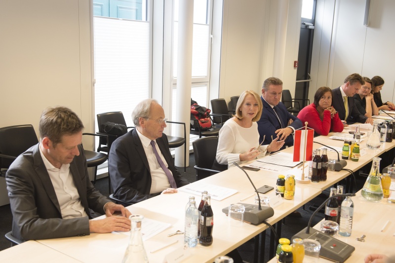 Aussprache mit Mitgliedern des Außenpolitischen Ausschusses und des Ständigen Unterausschusses in EU-Angelegenheiten des Nationalrats. Linke Tischhälfte von links: Nationalratsabgeordneter Kai Jan Krainer (S), Nationalratsabgeordneter Rudolf Taschner (V), Nationalratspräsidentin Doris Bures (S), Nationalratsabgeordneter Roman Haider (F), Nationalratsabgeordnete Petra Bayr (S), Nationalratsabgeordneter Markus Tschank (F)