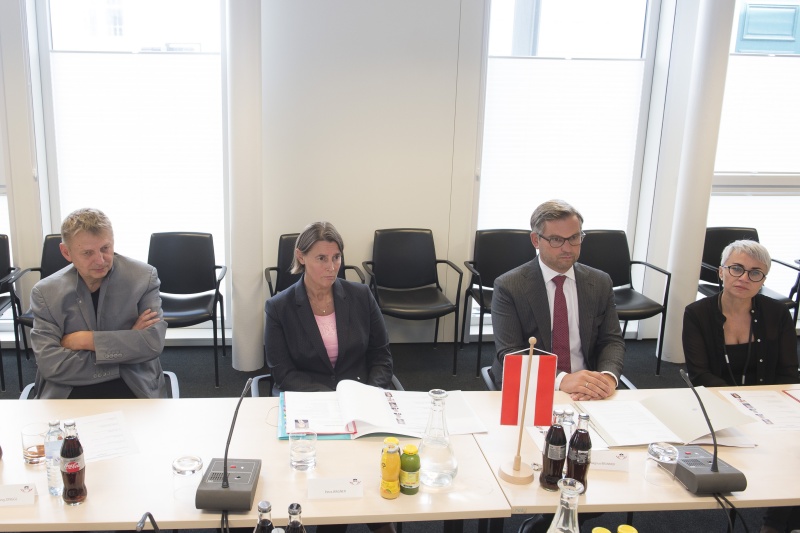 Aussprache mit Mitgliedern der bilateralen parlamentarischen Gruppe Österreich – Schweiz. Von links: Österreichische Delegation mit Nationalratsabgeordneter Wolfgang Zinggl (P), Nationalratsabgeordnete Petra Wagner (F), Bundesratsvizepräsident Magnus Brunner (V), Nationalratsabgeordnete Doris Margreiter (S)
