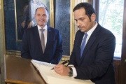 Eintrag in das Gästebuch. Von rechts: Scheich Mohammed bin Abulrahman Al-Thani, Nationalratspräsident Wolfgang Sobotka (V)