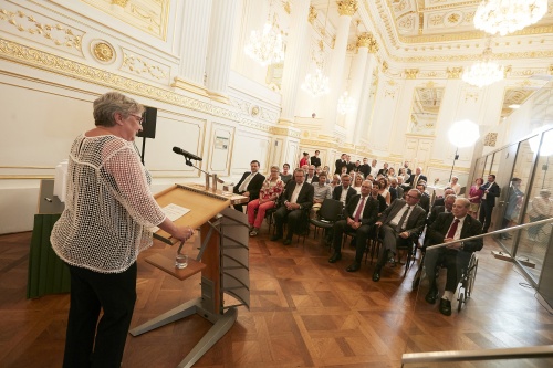 Begrüßung durch Bundesratspräsidentin Inge Posch-Gruska (S). Blick Richtung VeranstaltungsteilnehmerInnen