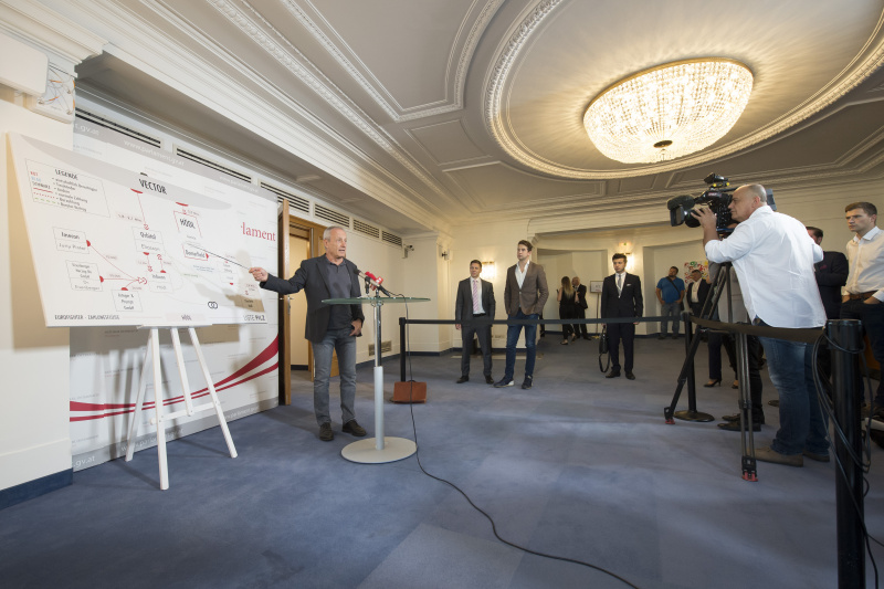 Nationalratsabgeordneter Peter Pilz (P) informiert vor Sitzungsbeginn die anwesenden Journalisten