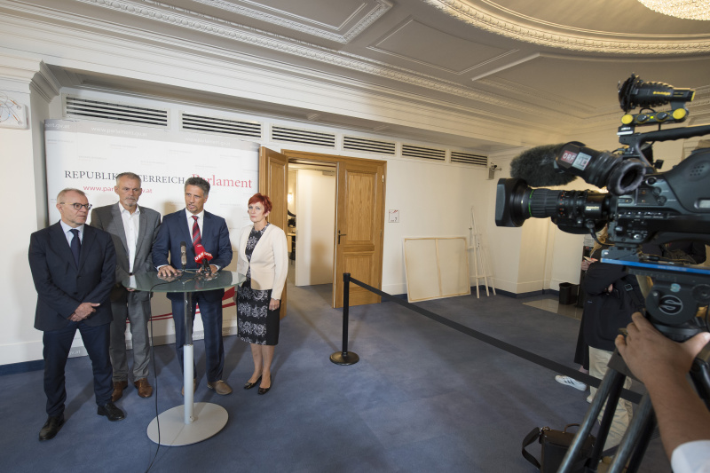 Von links: Nationalratsabgeordneter Harald Troch (S), Nationalratsabgeordneter Maximilian Unterrainer (S), Nationalratsabgeordneter Rudolf Plessl (S), Klaudia Friedl  informieren vor Sitzungsbeginn die anwesenden Journalisten