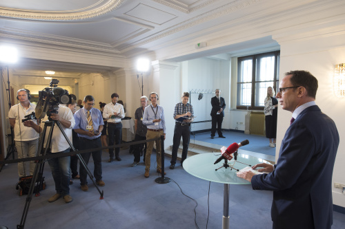 Nationalratsabgeordneter Andreas Ottenschläger (V) informiert vor Sitzungsbeginn die anwesenden Journalisten