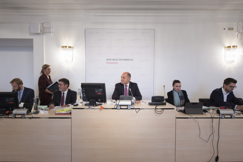 Bildmitte: Vorsitzführung durch  Nationalratspräsident Wolfgang Sobotka (V). Links: Verfahrensrichter Ronald Rohrer