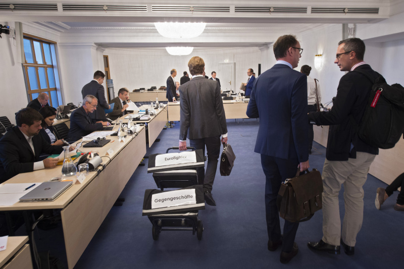 Eintreffen der Abgeordneten vor Beginn der Ausschusssitzung