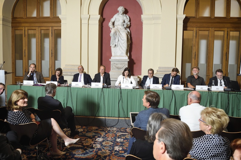 Von links: Nationalratsabgeordneter Nikolaus Scherak (N), OSZE Wahlbeobachterin Martina Barker-Ciganikova, Nationalratsabgeordneter Harald Stefan (F), Nationalratsabgeordneter Wolfgang Gerstl (V), Moderatorin Ulrike Weiser, Nationalratsabgeordneter Peter Wittmann (S), Vertreter wahlbeoabchtung.org Armin Rabitsch, Nationalratsabgeordneter Alfred Noll (P), Wahlrechtsexperte Bundesministerium für Inneres Robert Stein