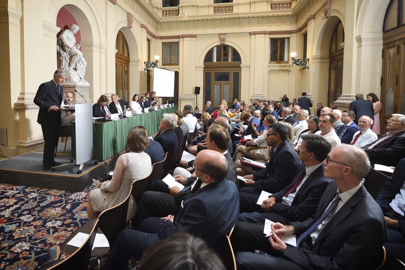 Begrüßung durch Parlamentsdirektor Harald Dossi. Blick Richtung VeranstaltungsteilnehmerInnen
