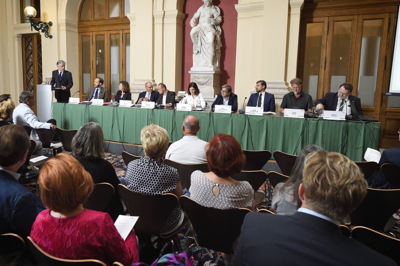 Von links: Parlamentsdirektor Harald Dossi, Nationalratsabgeordneter Nikolaus Scherak (N), OSZE Wahlbeobachterin Martina Barker-Ciganikova, Nationalratsabgeordneter Harald Stefan (F), Nationalratsabgeordneter Wolfgang Gerstl (V), Moderatorin Ulrike Weiser, Nationalratsabgeordneter Peter Wittmann (S), Vertreter wahlbeoabchtung.org Armin Rabitsch, Nationalratsabgeordneter Alfred J. Noll (P), Wahlrechtsexperte Bundesministerium für Inneres Robert Stein