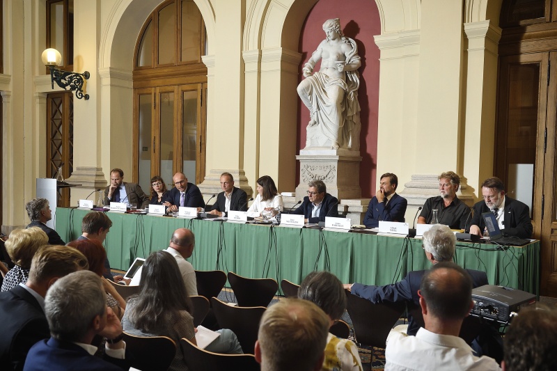 Von links: Nationalratsabgeordneter Nikolaus Scherak (N), OSZE Wahlbeobachterin Martina Barker-Ciganikova, Nationalratsabgeordneter Harald Stefan (F), Nationalratsabgeordneter Wolfgang Gerstl (V), Moderatorin Ulrike Weiser, Nationalratsabgeordneter Peter Wittmann (S), Vertreter wahlbeoabchtung.org Armin Rabitsch, Nationalratsabgeordneter Alfred Noll (P), Wahlrechtsexperte Bundesministerium für Inneres Robert Stein