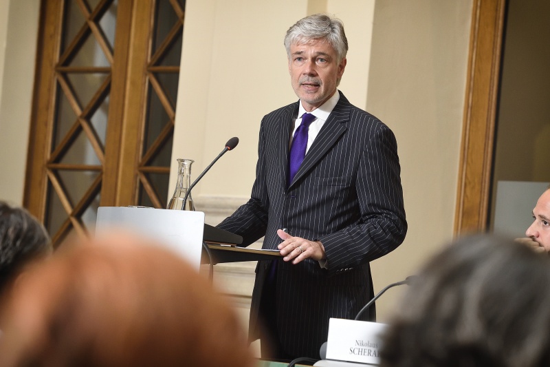 Begrüßung durch Parlamentsdirektor Harald Dossi